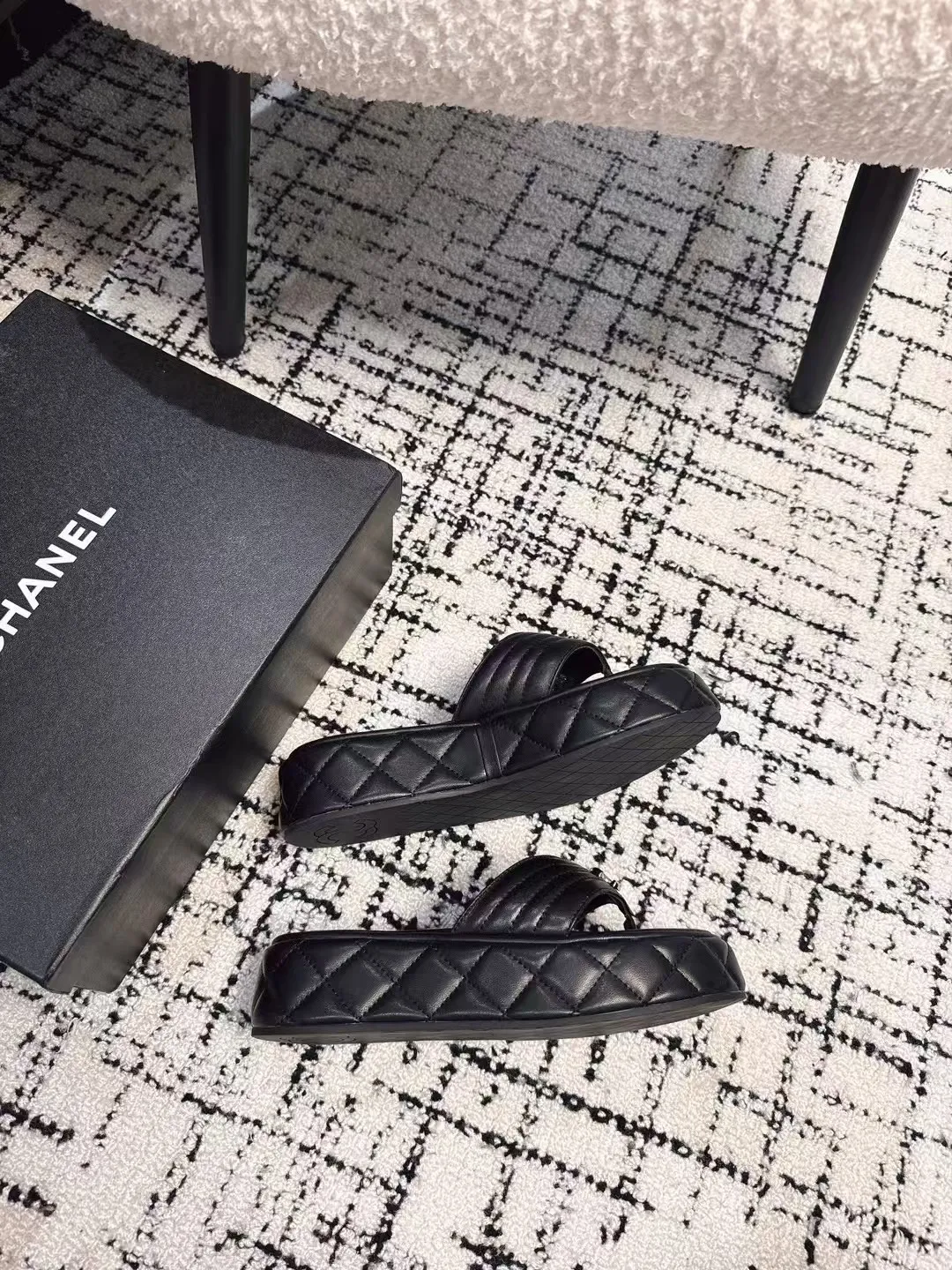 👟👟Ex-factory price 502👟👟 High version Chanel new color thick-soled slippers, easy to wear and versatile, must-have high-end tool shoes in summer, upper lambskin & customized denim, lining calfskin, original outsole Size: 35-39 (customized for 40, non-refundable)
